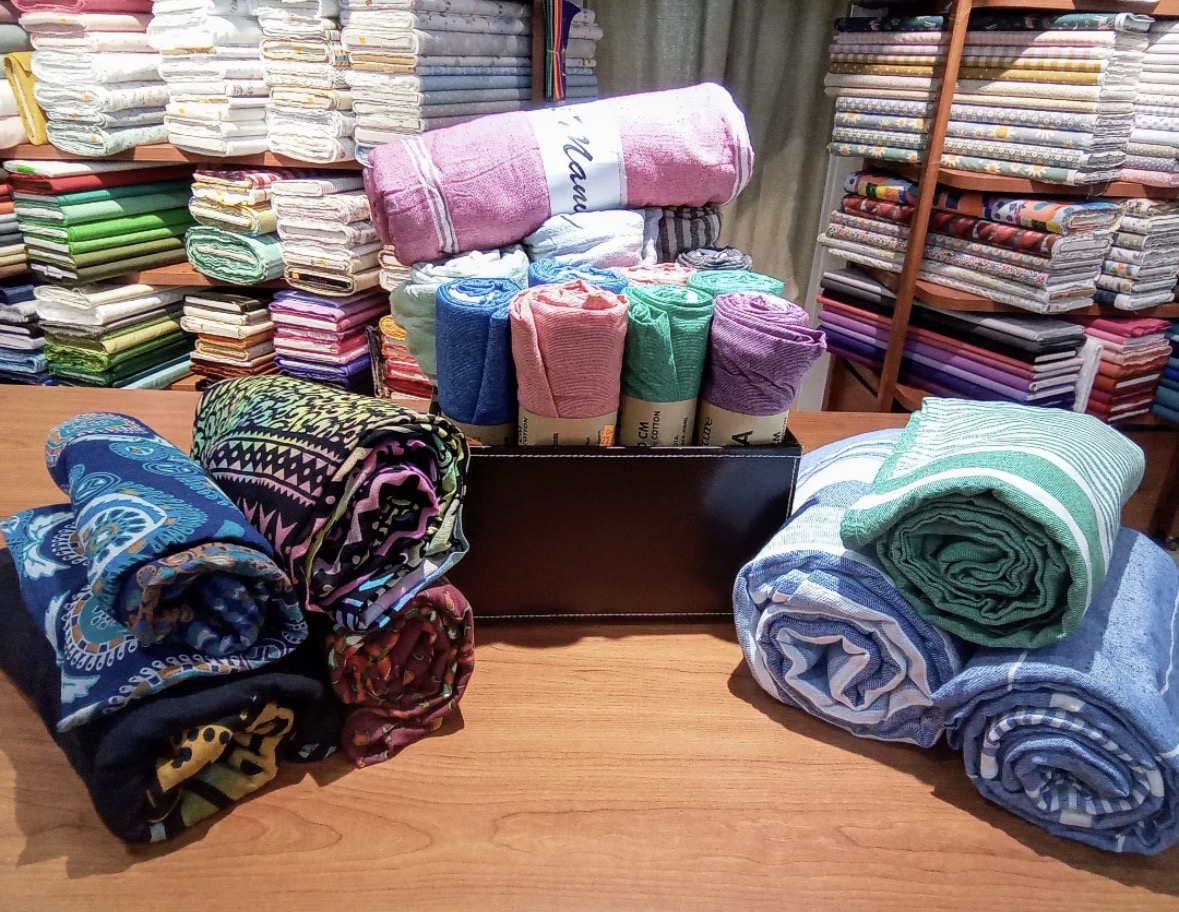 Interior de la tienda. Ofertas en textiles de playa